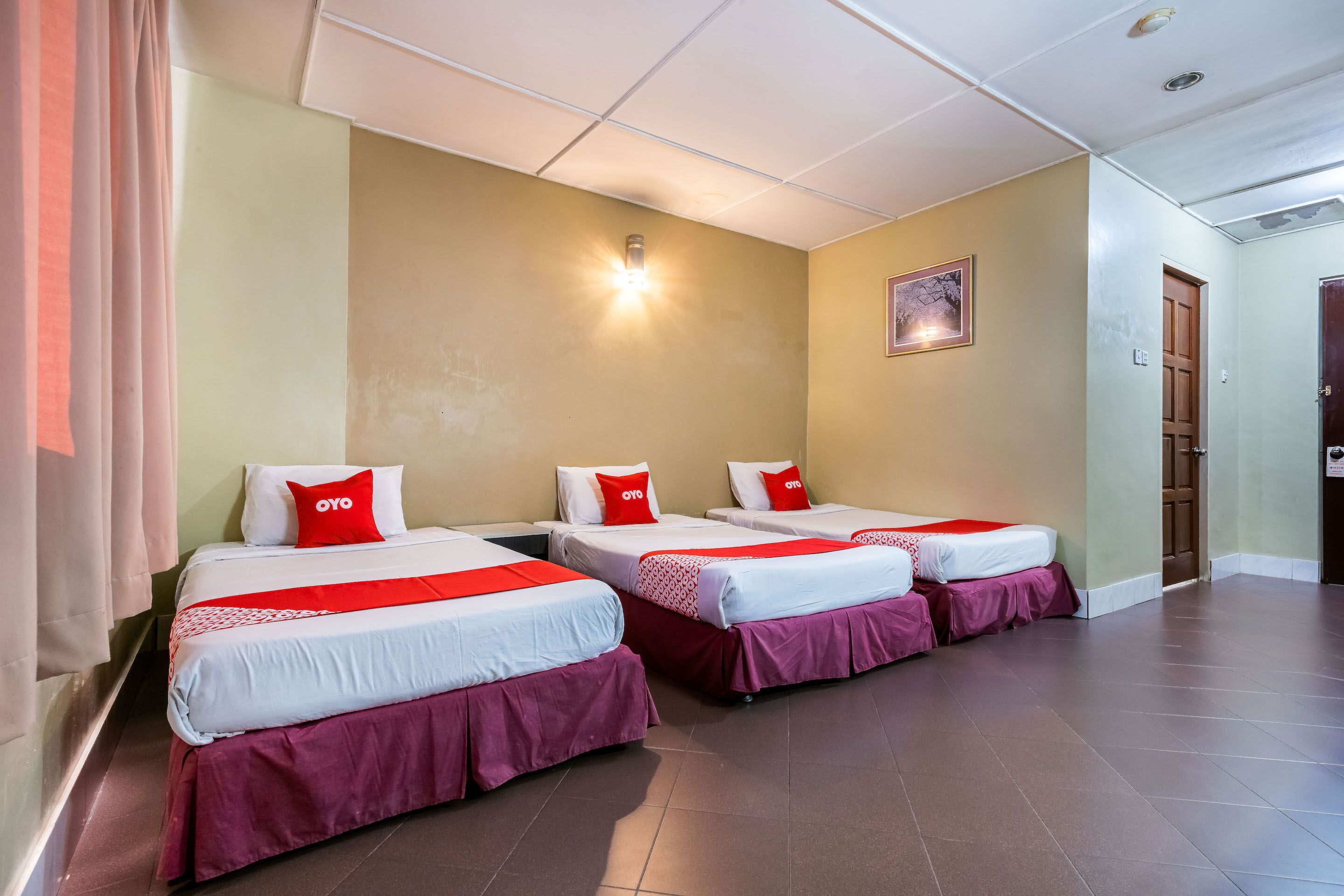 Kurnia Hotel by OYO Rooms