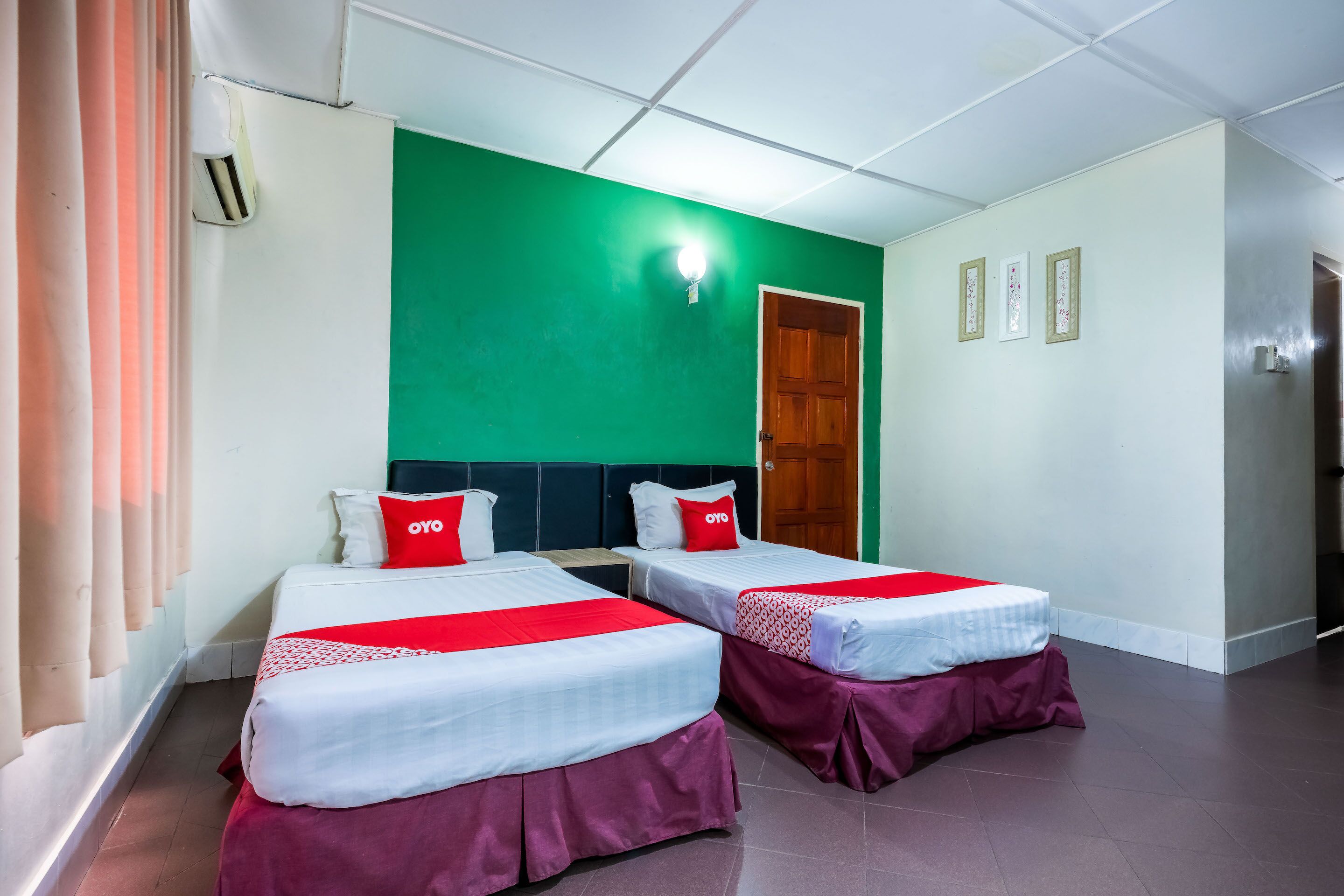 Kurnia Hotel by OYO Rooms