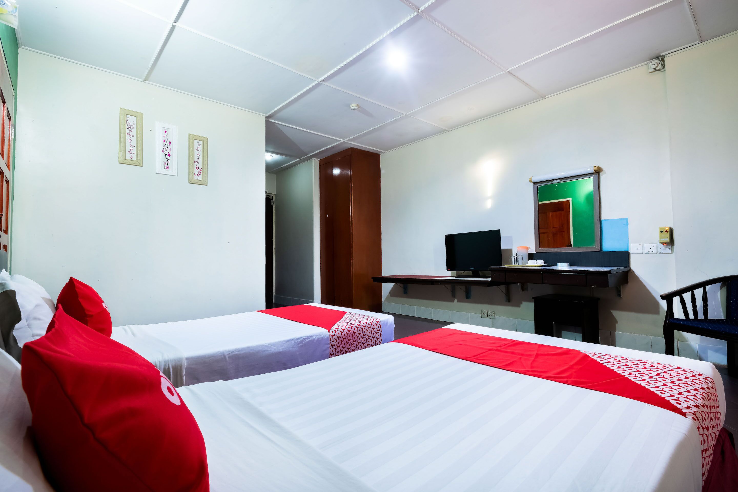 Kurnia Hotel by OYO Rooms