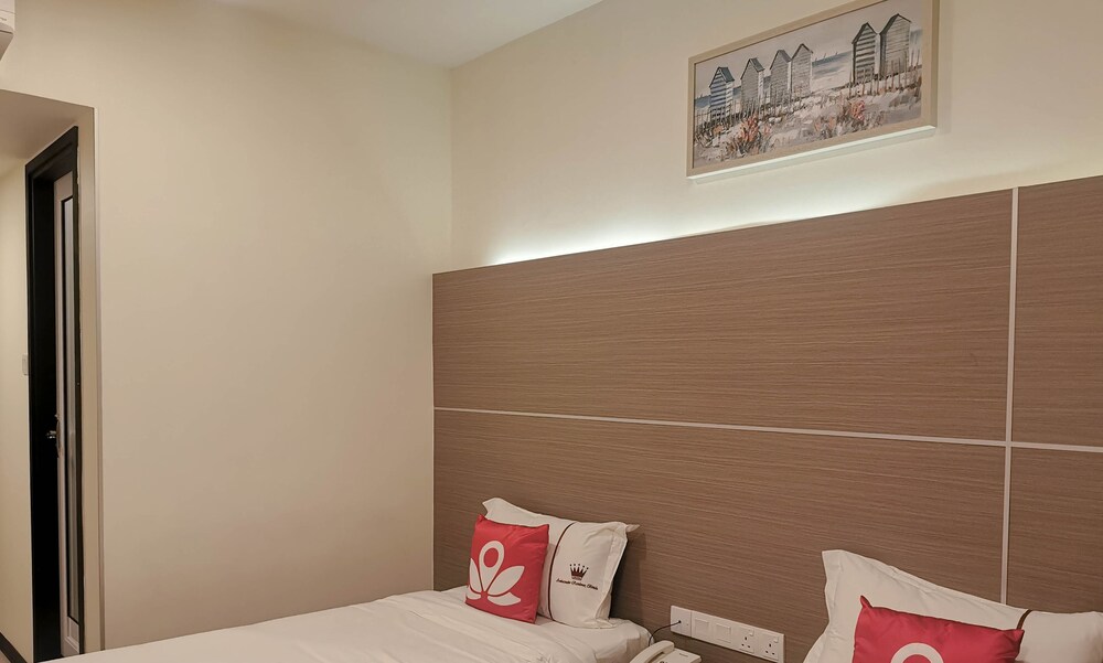 Ambassador Residence by ZEN Rooms