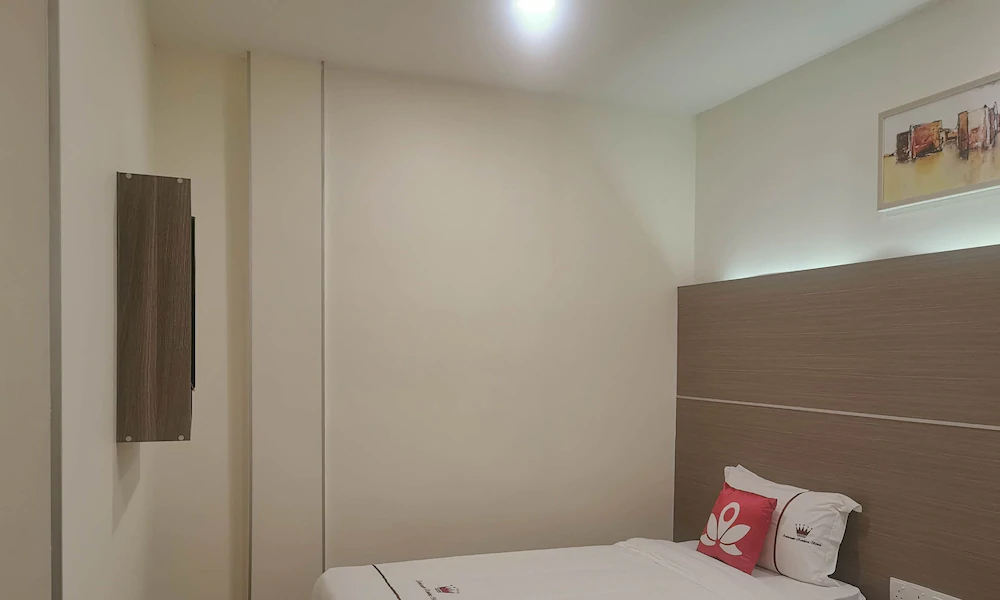 Ambassador Residence by ZEN Rooms