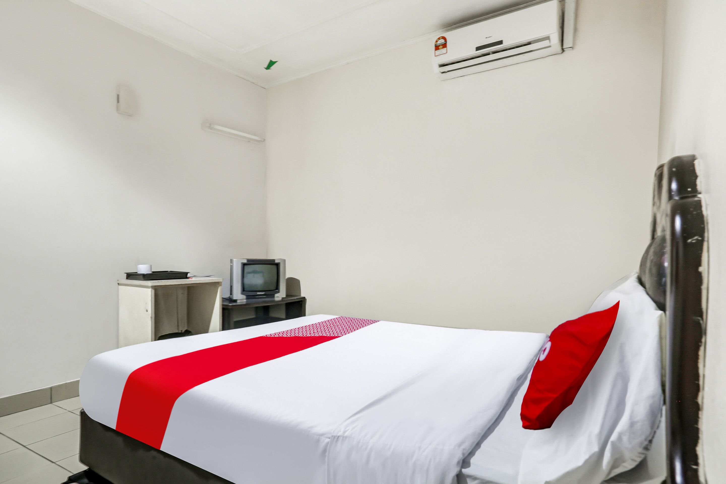 OYO  90376 Centre Point Hotel
