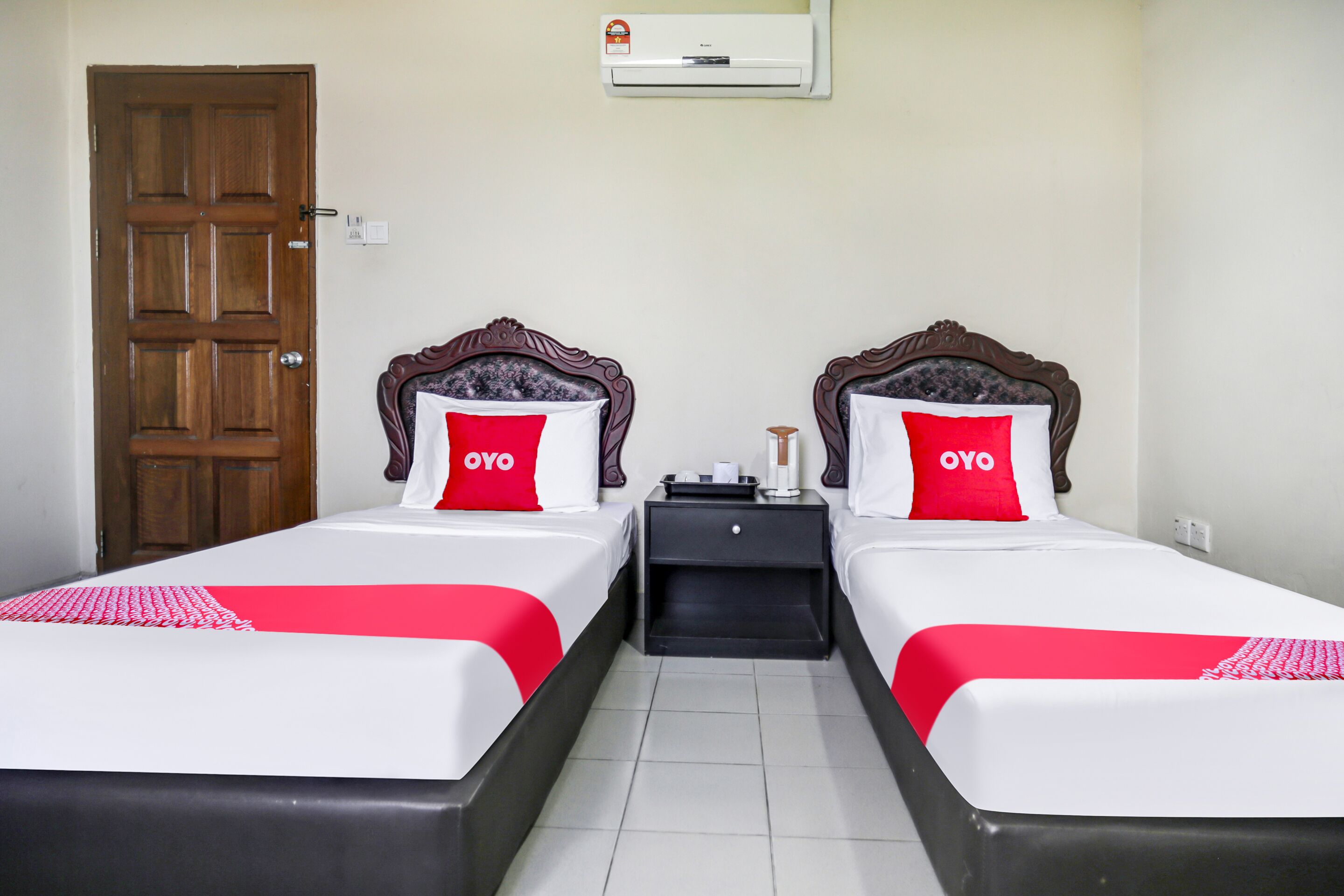 OYO  90376 Centre Point Hotel