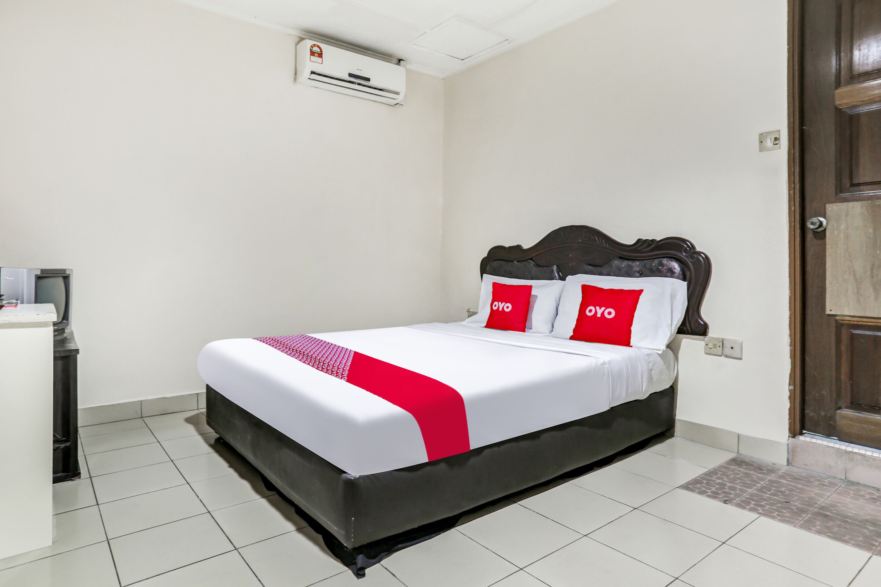 OYO  90376 Centre Point Hotel