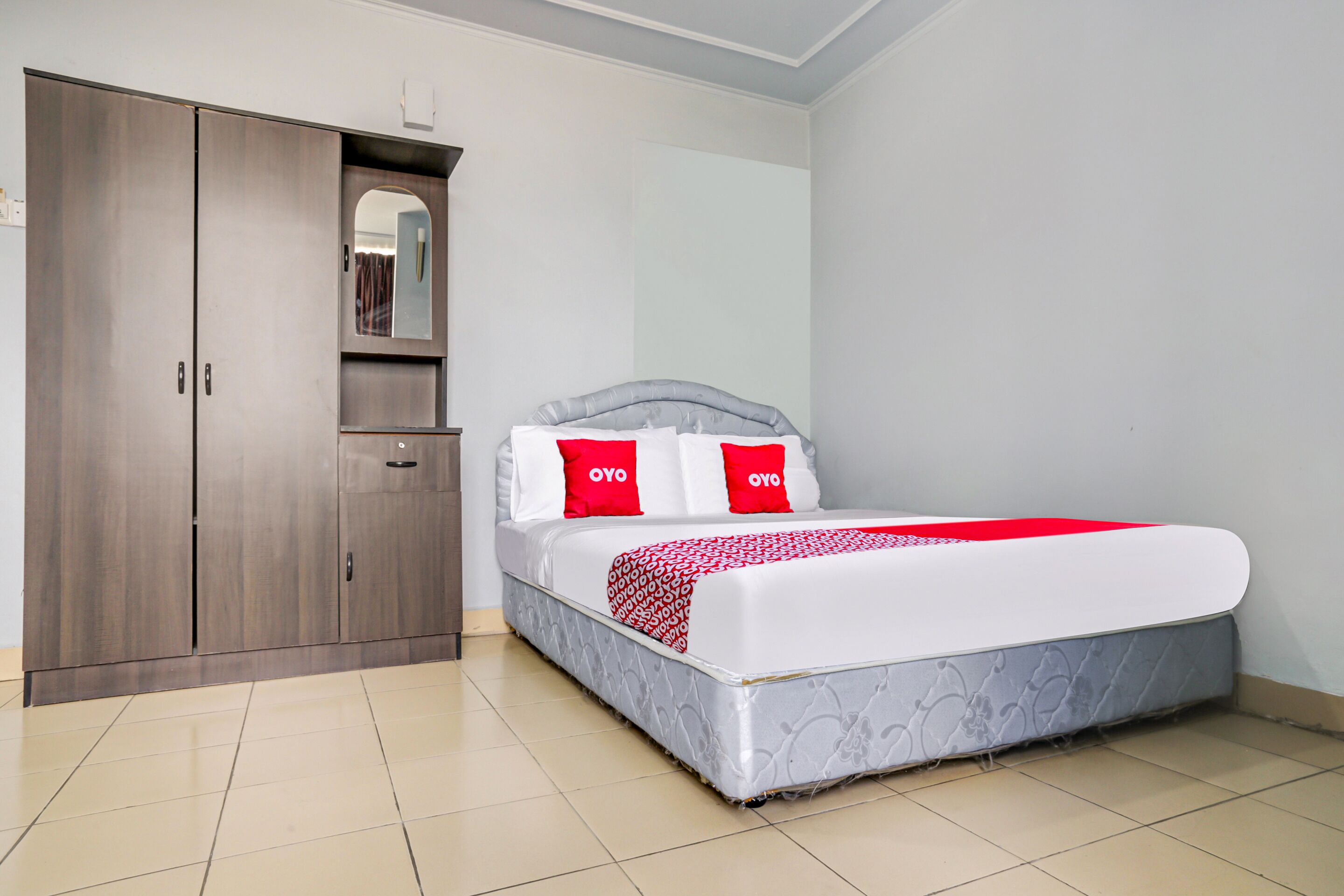 OYO  90376 Centre Point Hotel