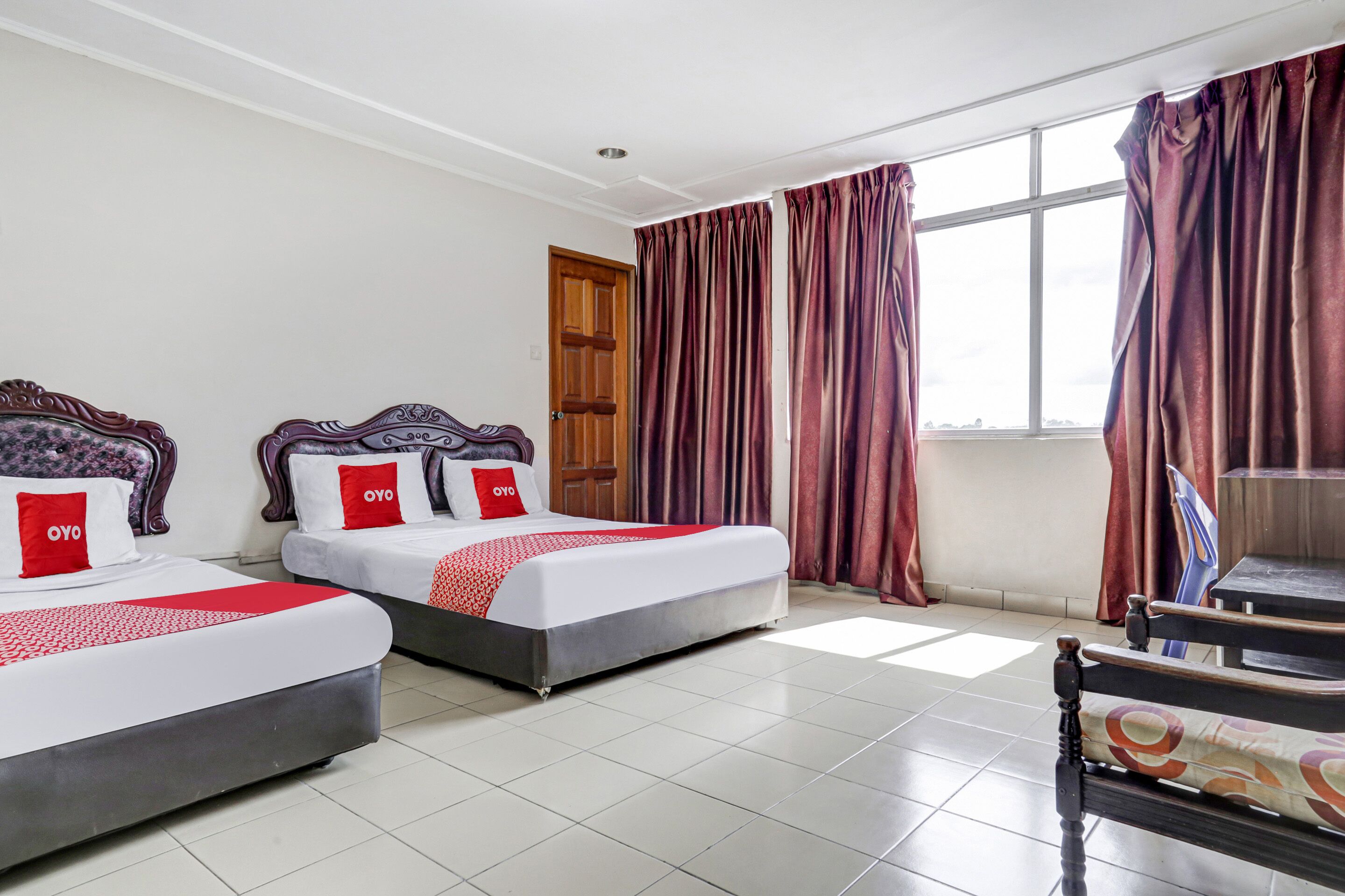 OYO  90376 Centre Point Hotel