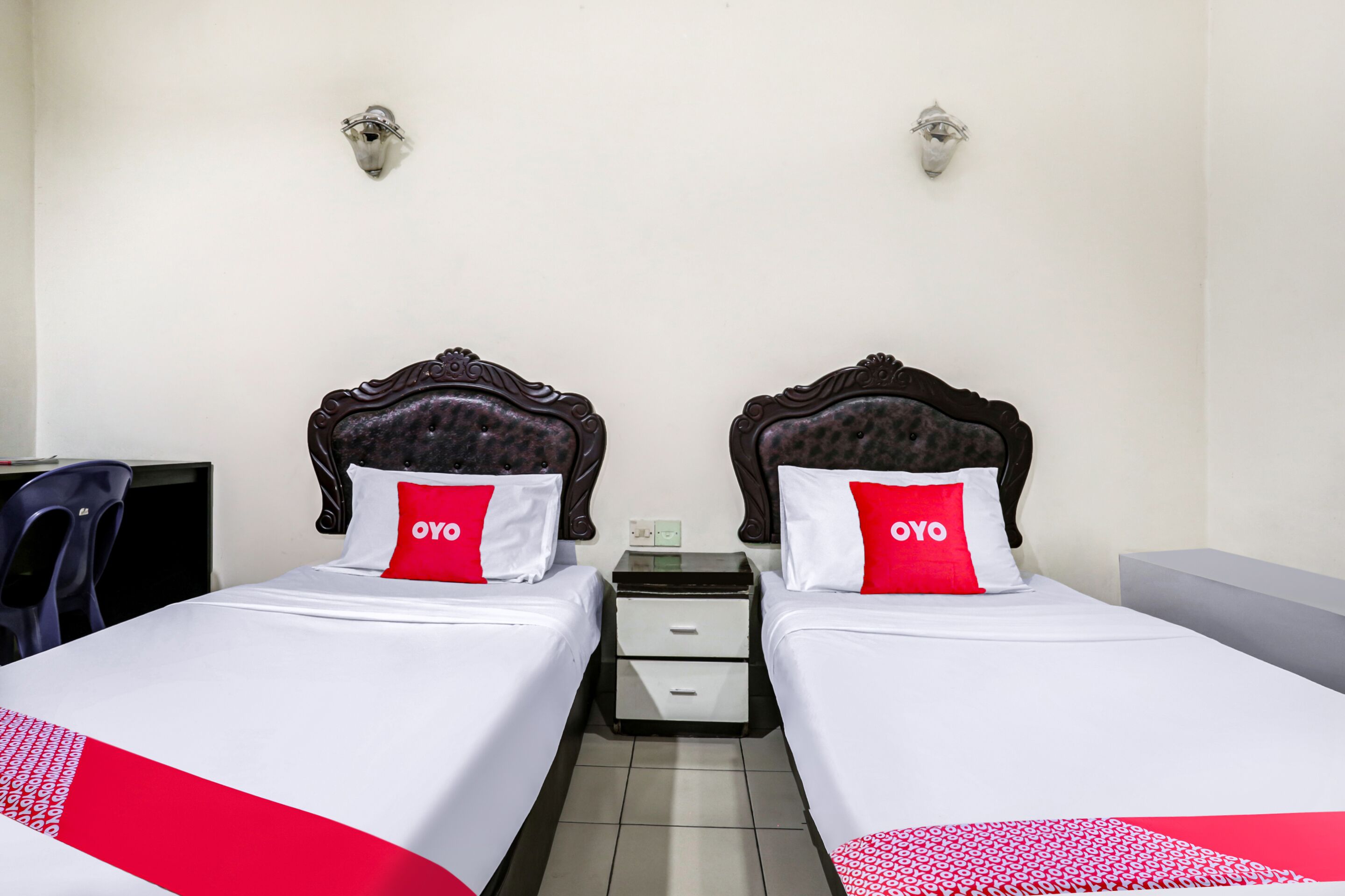 OYO  90376 Centre Point Hotel