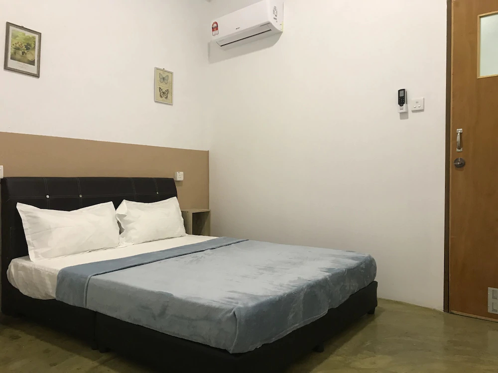 The Traveler Home by OYO Rooms