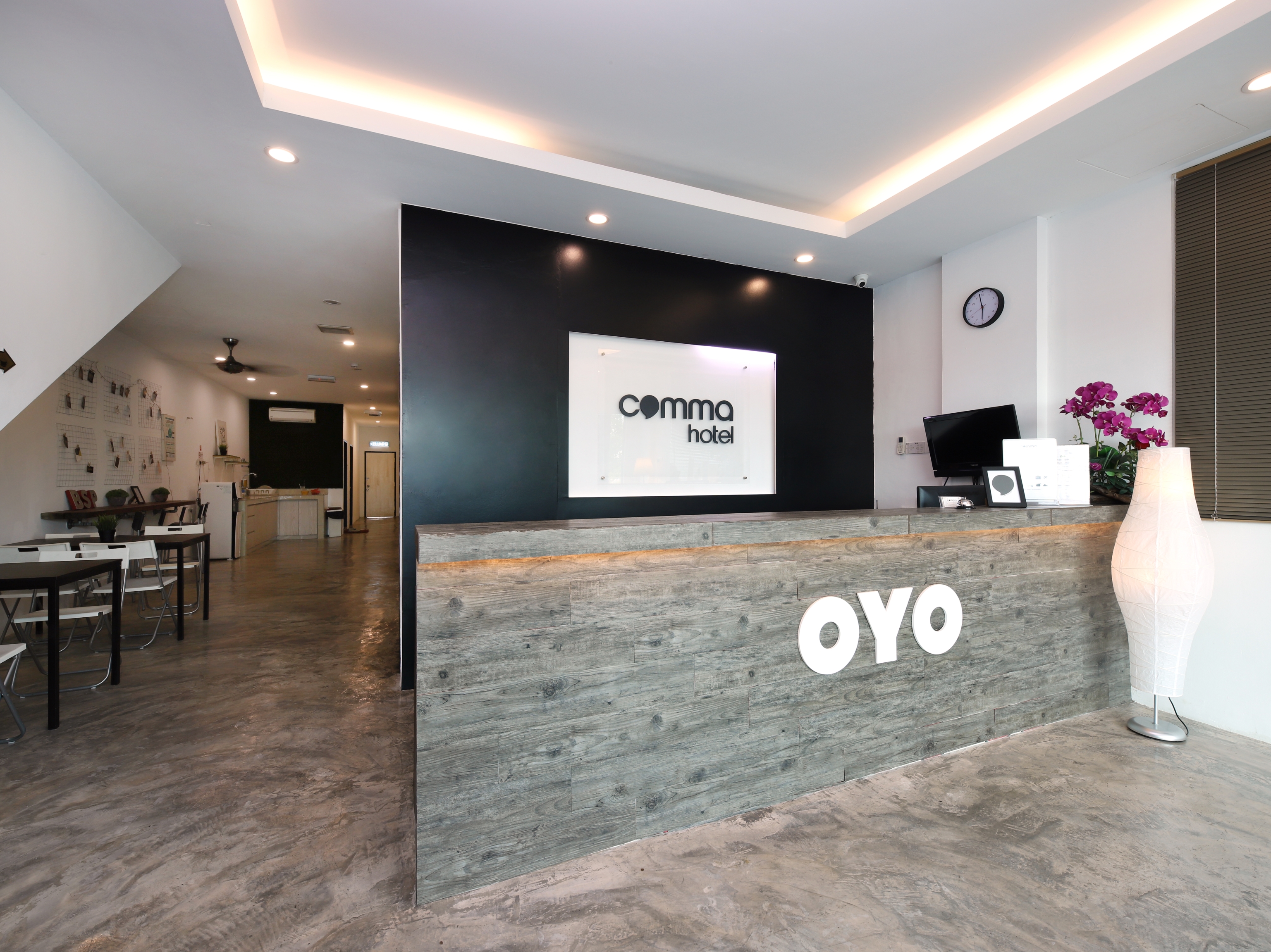 Comma Hotel