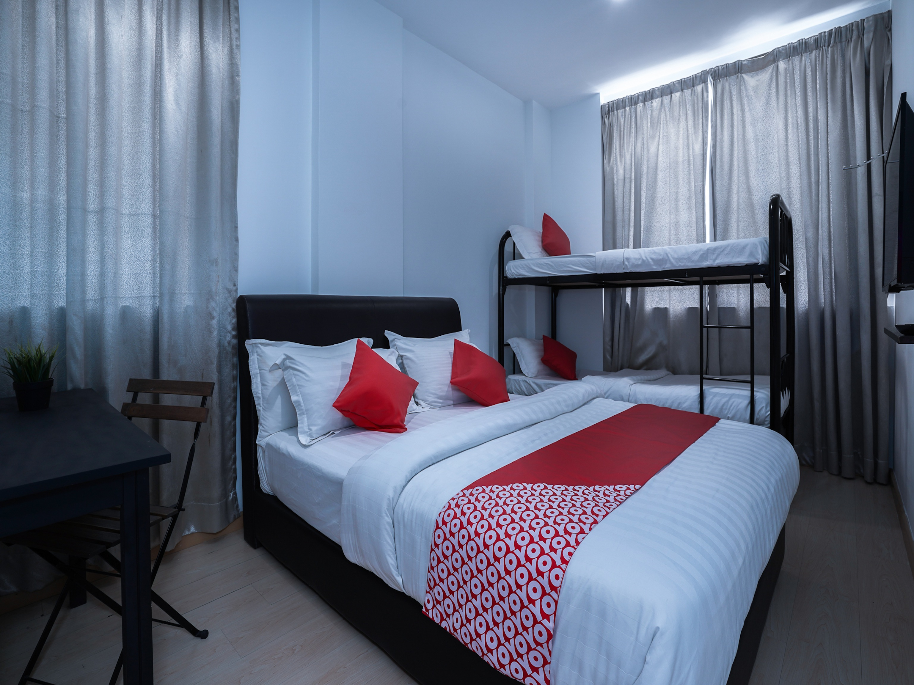 Comma Hotel