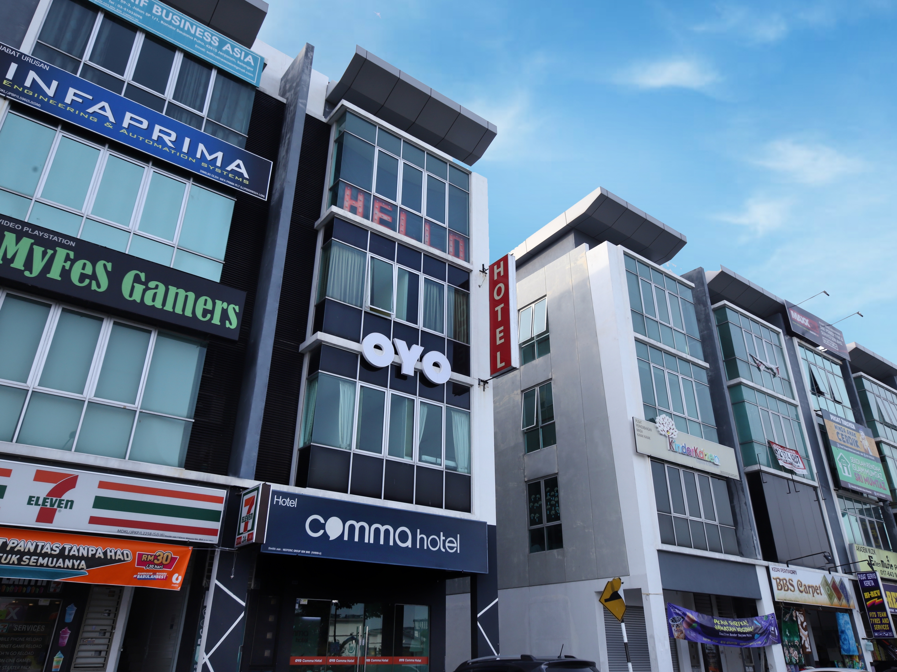 Comma Hotel