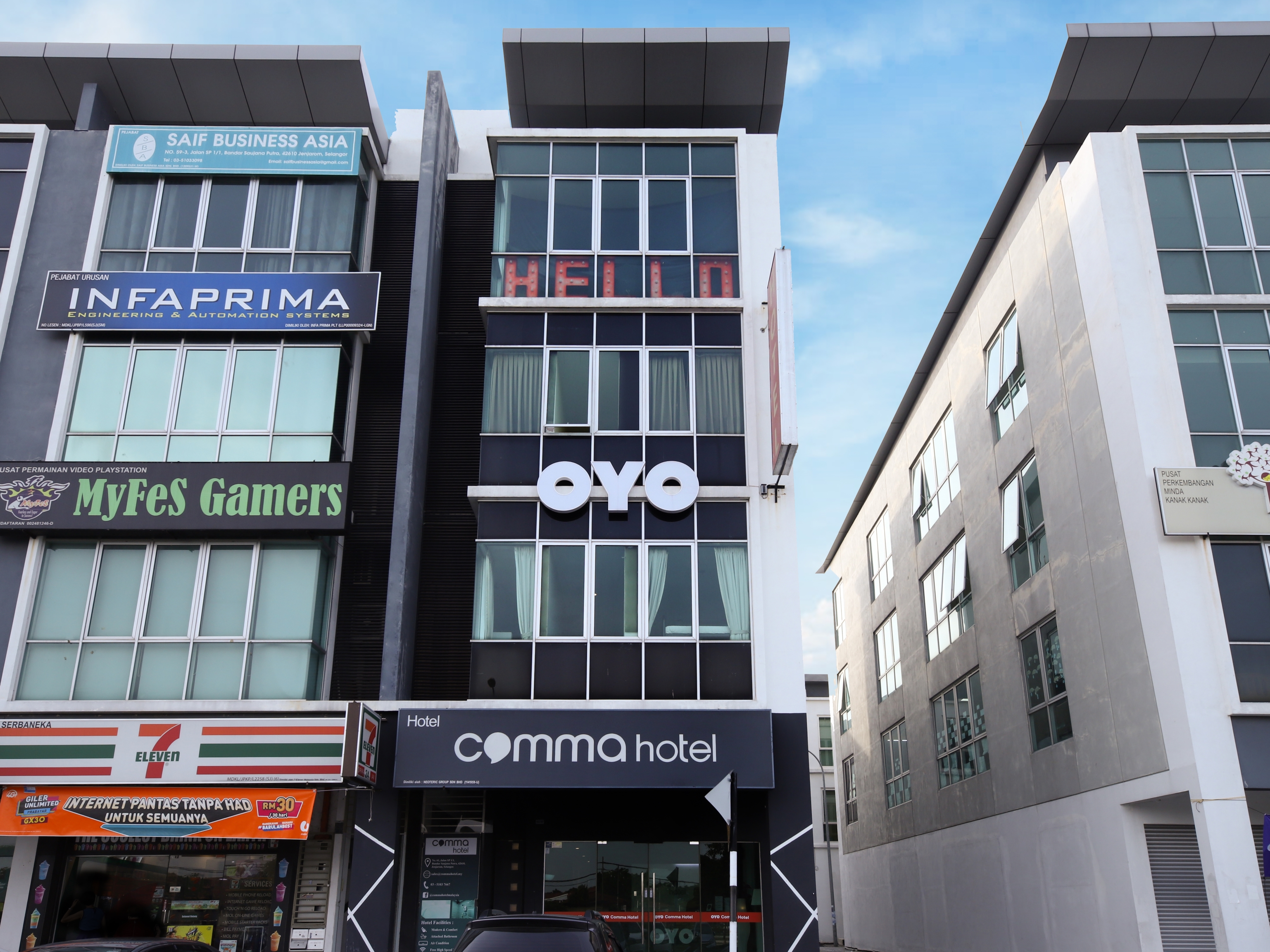 Comma Hotel