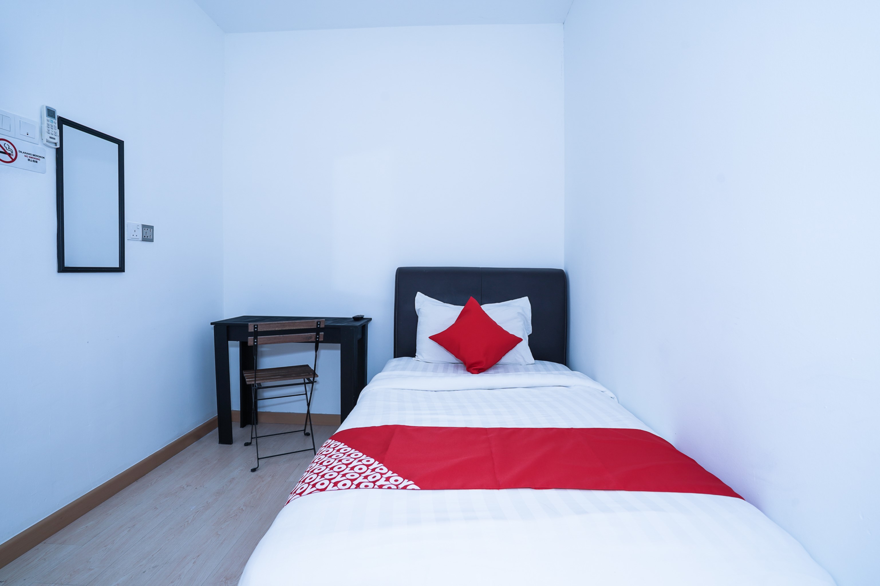 Comma Hotel