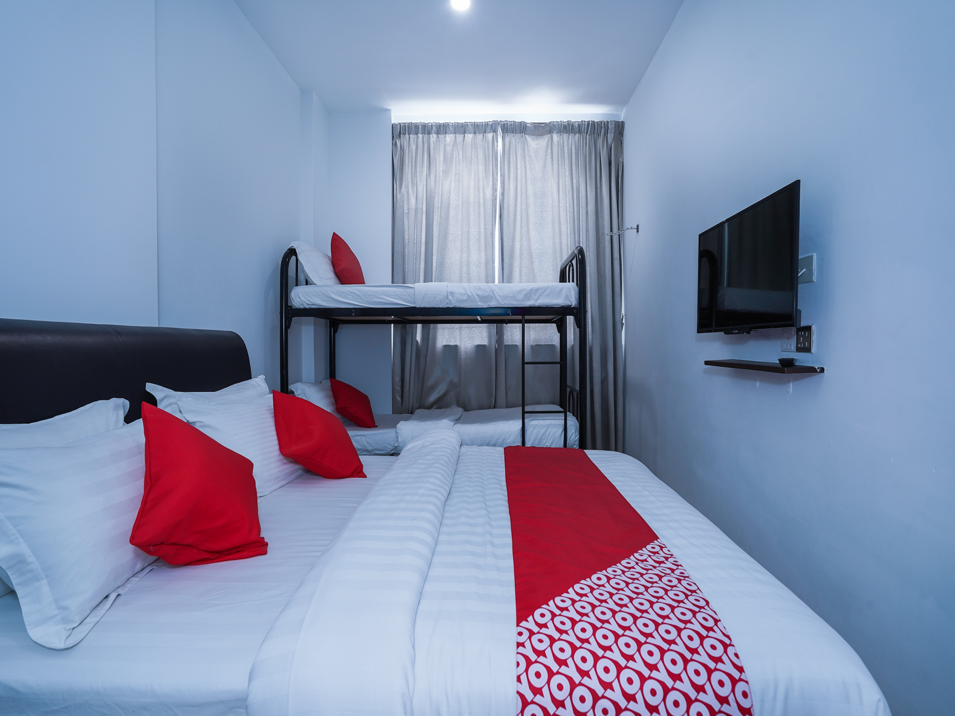Comma Hotel