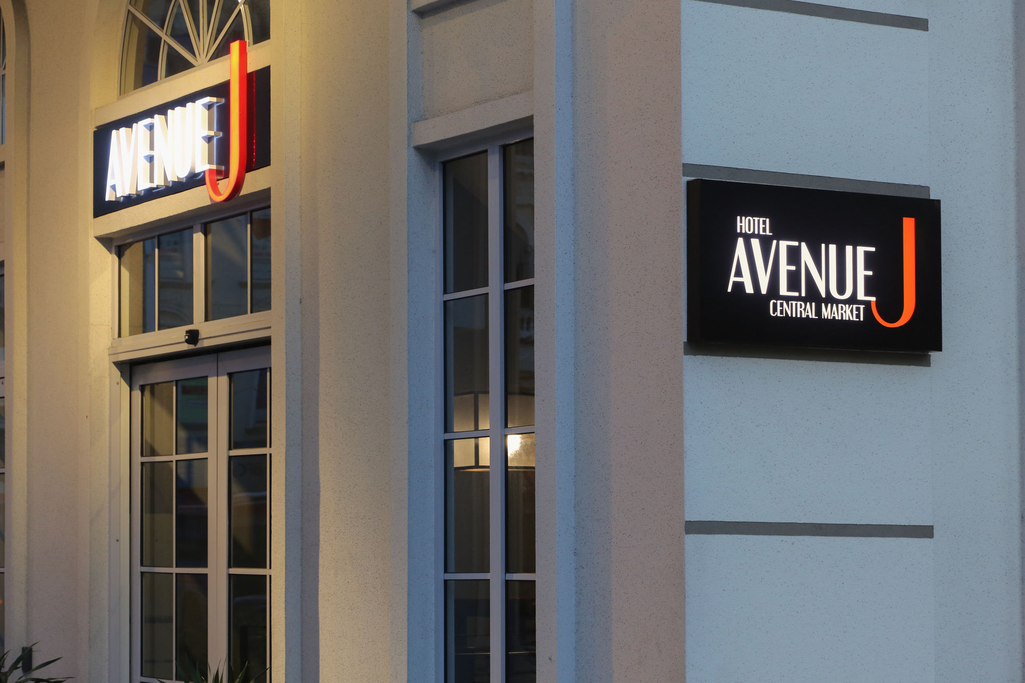 Avenue J Hotel