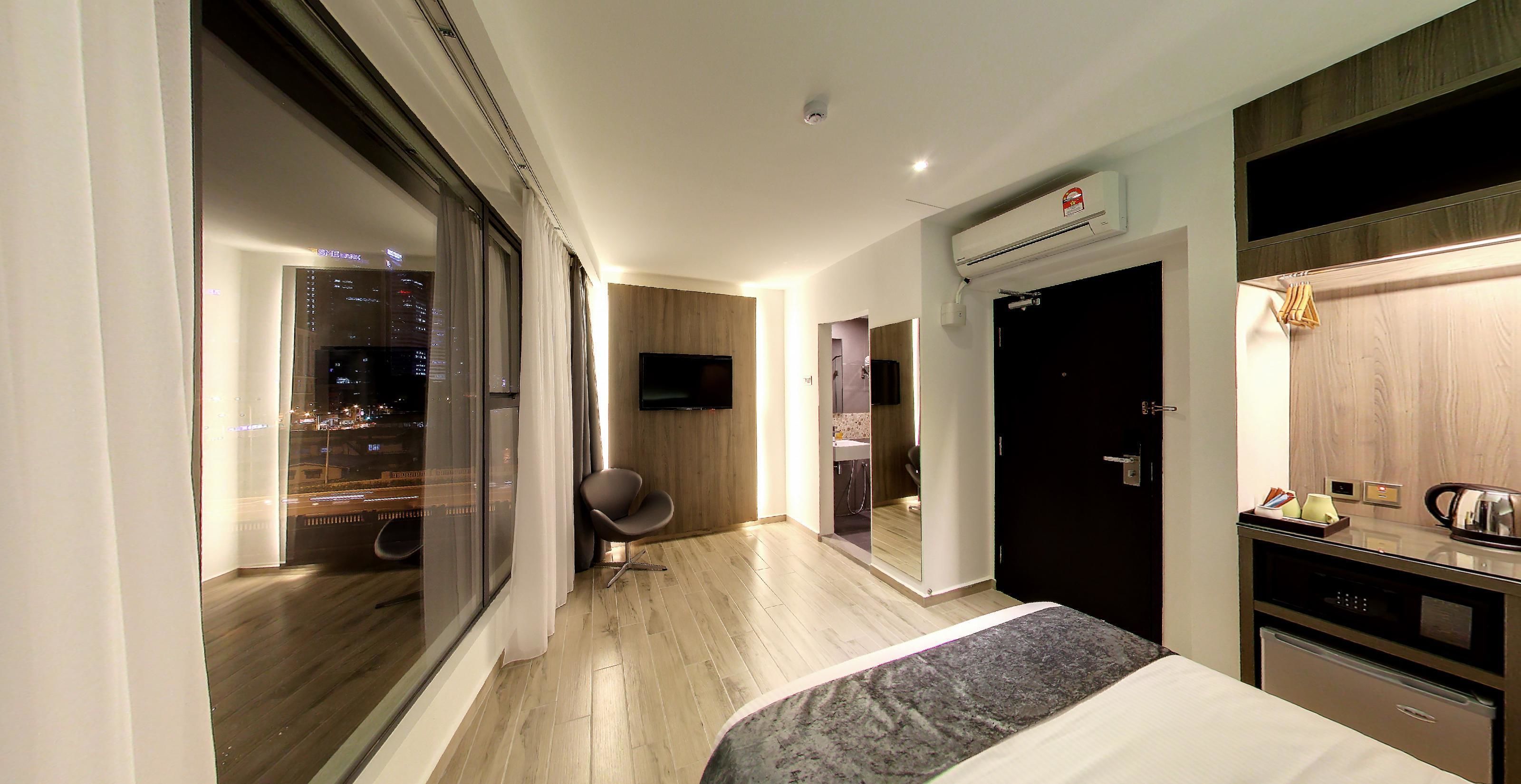 Flora by Crossroads Hotel