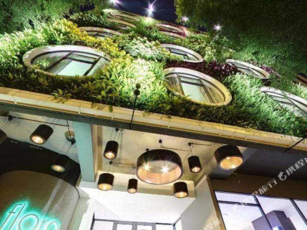 Flora by Crossroads Hotel