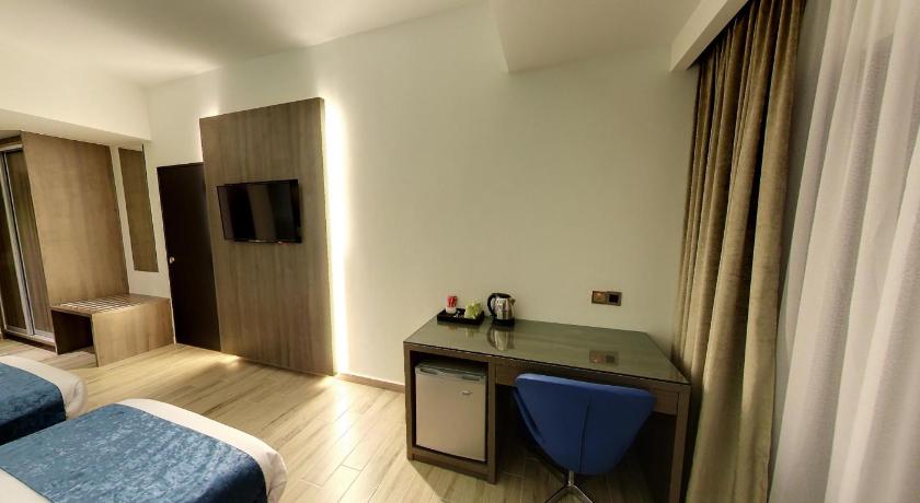 Flora by Crossroads Hotel