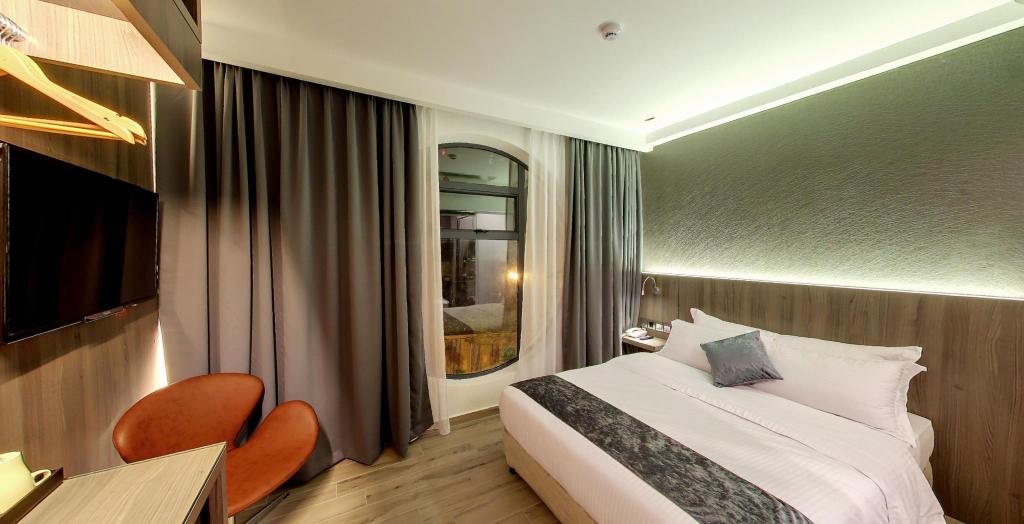 Flora by Crossroads Hotel