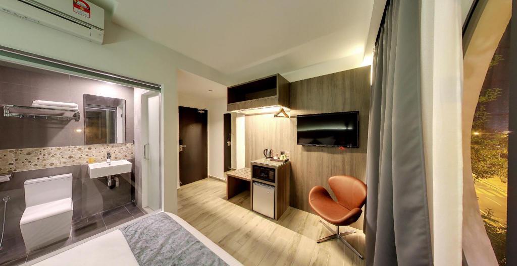 Flora by Crossroads Hotel