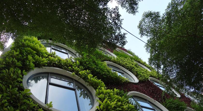 Flora by Crossroads Hotel