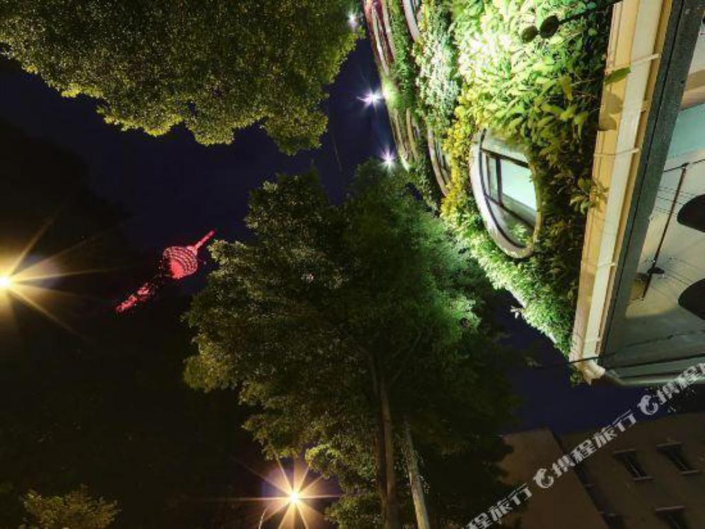 Flora by Crossroads Hotel