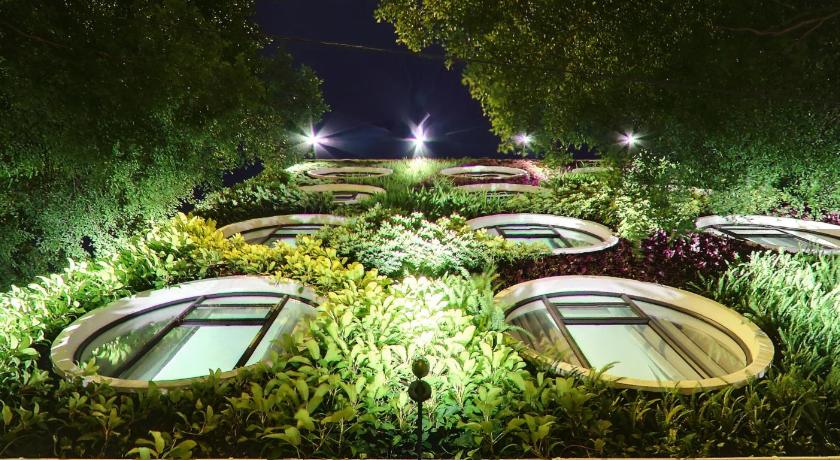 Flora by Crossroads Hotel