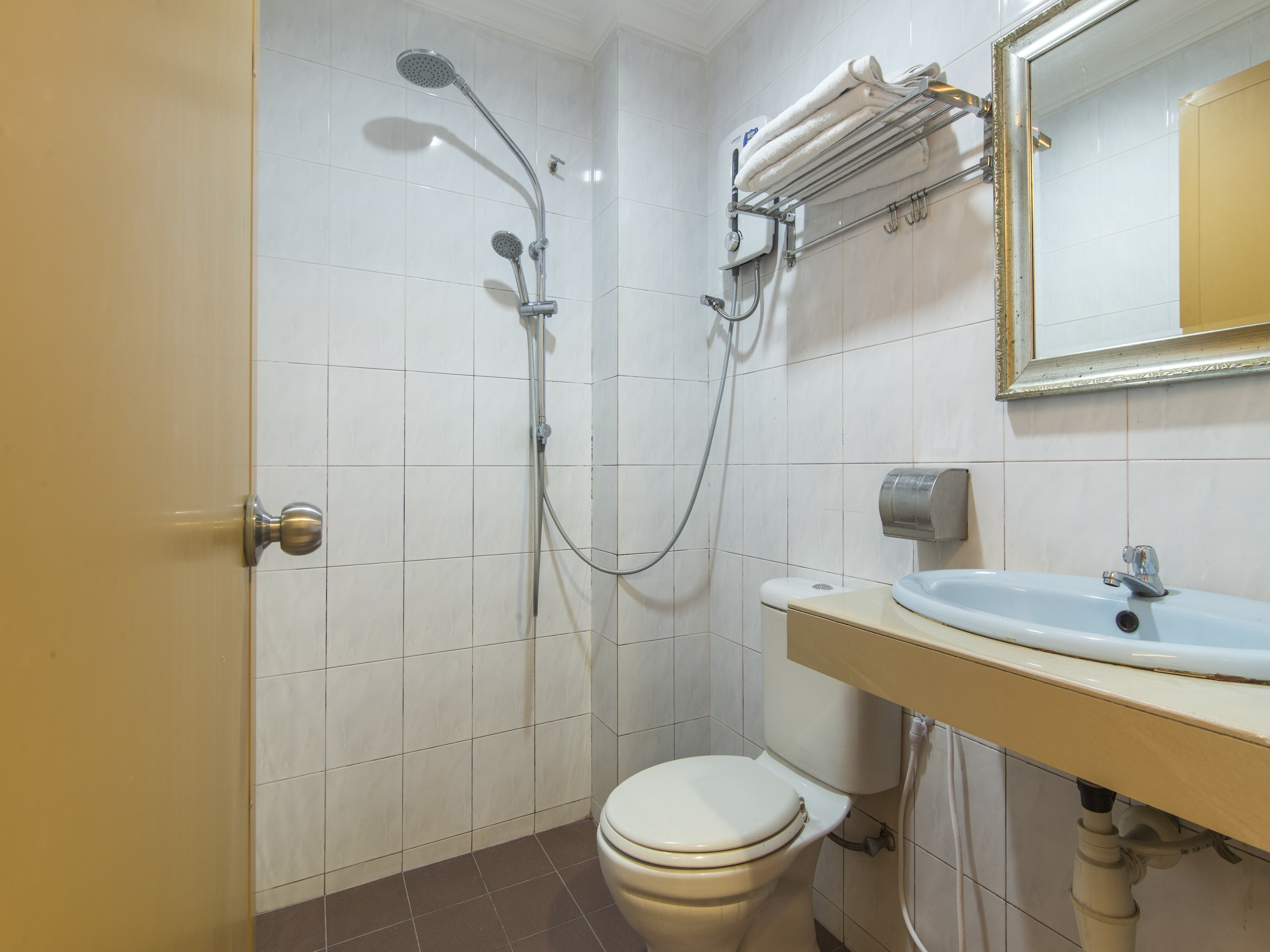 Super OYO 761 City Hotel