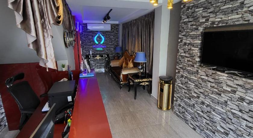 Poorna Hotel