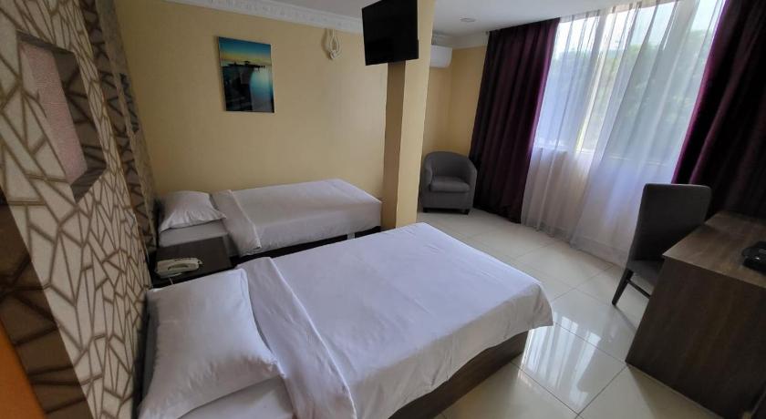 Poorna Hotel