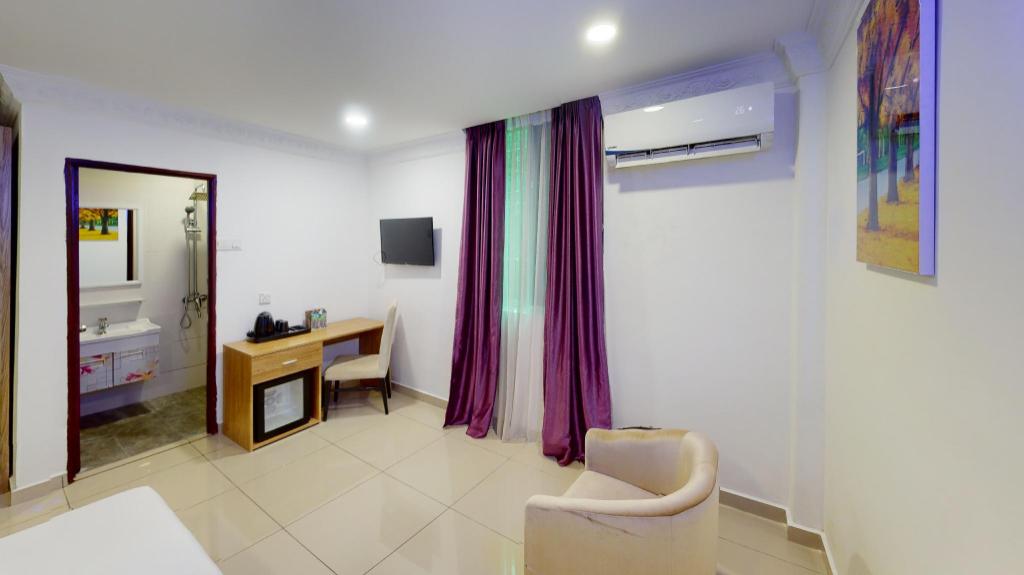 Poorna Hotel