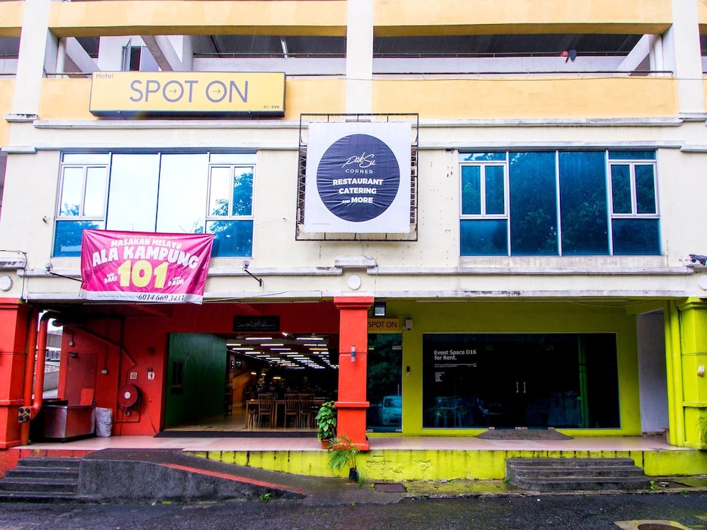 Me Hostel D16 by OYO Rooms