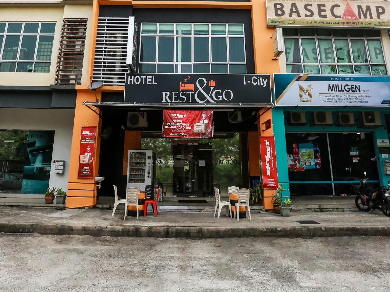 Rest & Go I-City Hotel by OYO Rooms