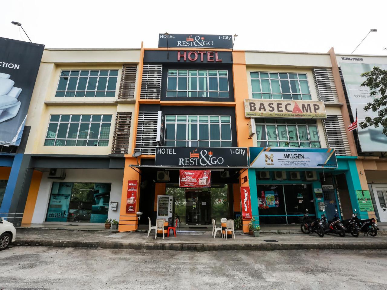 Rest & Go I-City Hotel by OYO Rooms