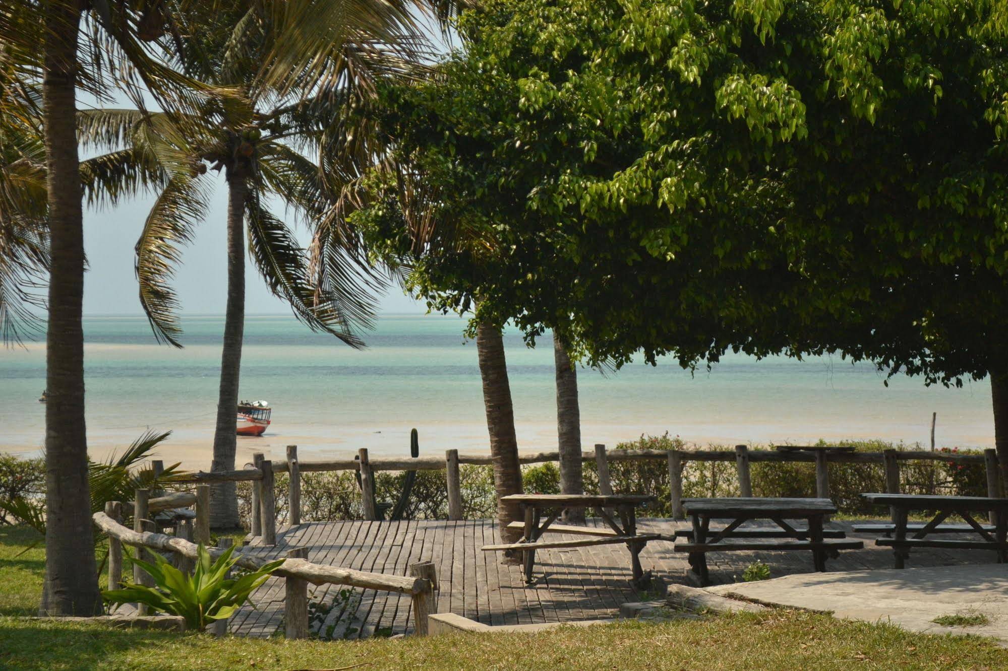 Baobab Beach Lodge & Backpackers