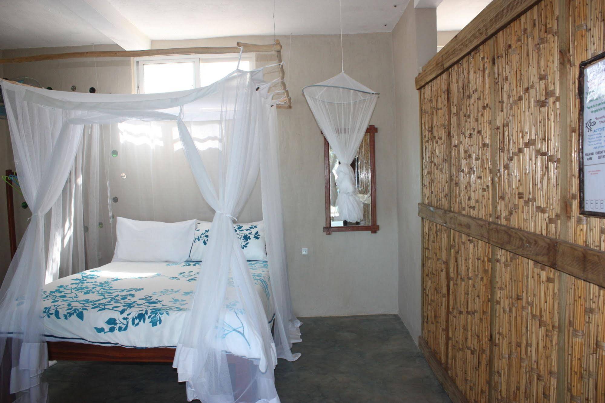 Baobab Beach Lodge & Backpackers
