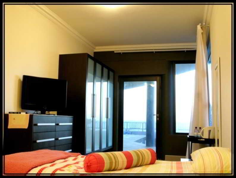 Boathouse Sea View Suites