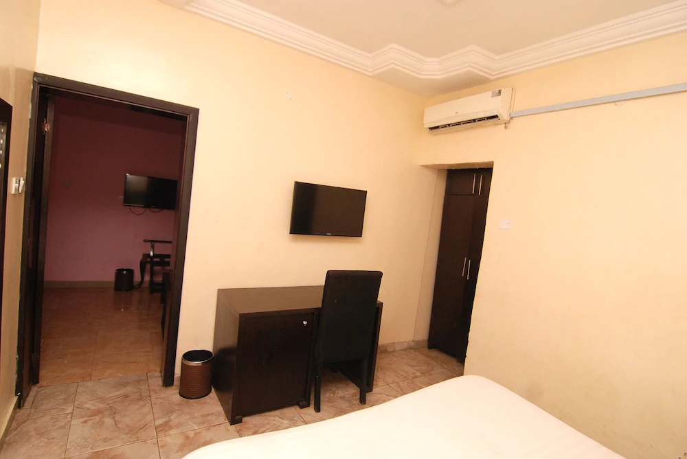 Pine Crest Exclusive Hotel & Suite