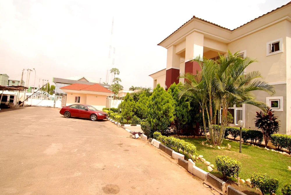 Pine Crest Exclusive Hotel & Suite