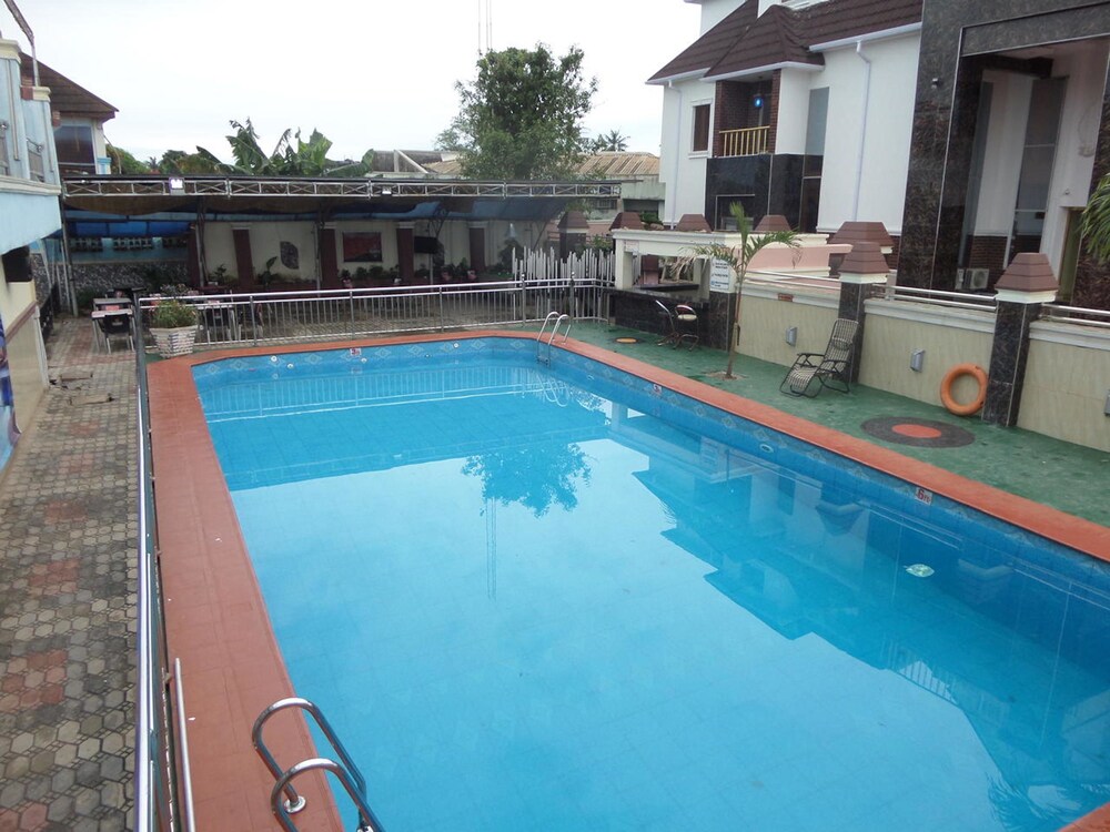 White Court View Hotel