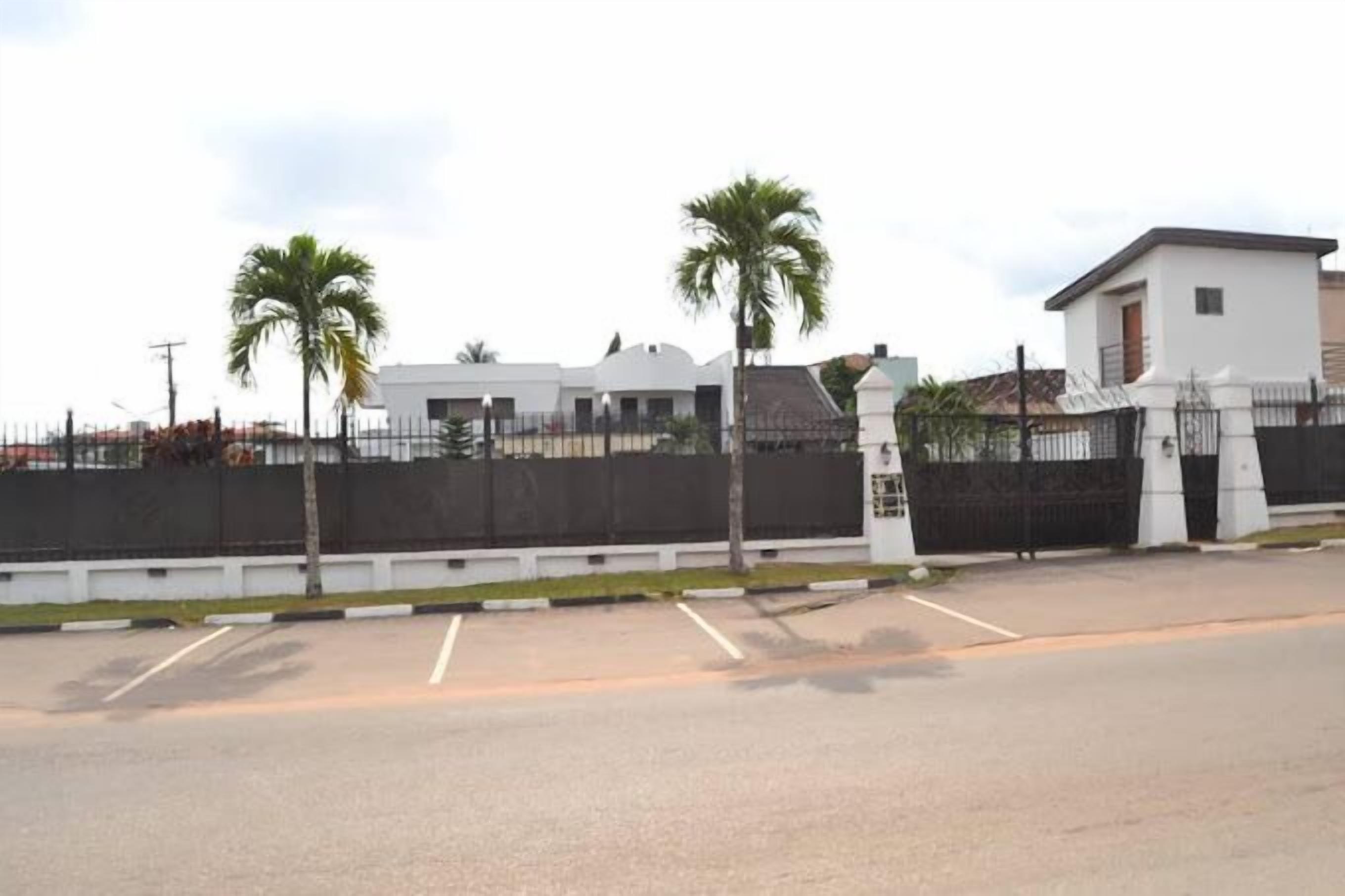 Hale Manor Exquisite