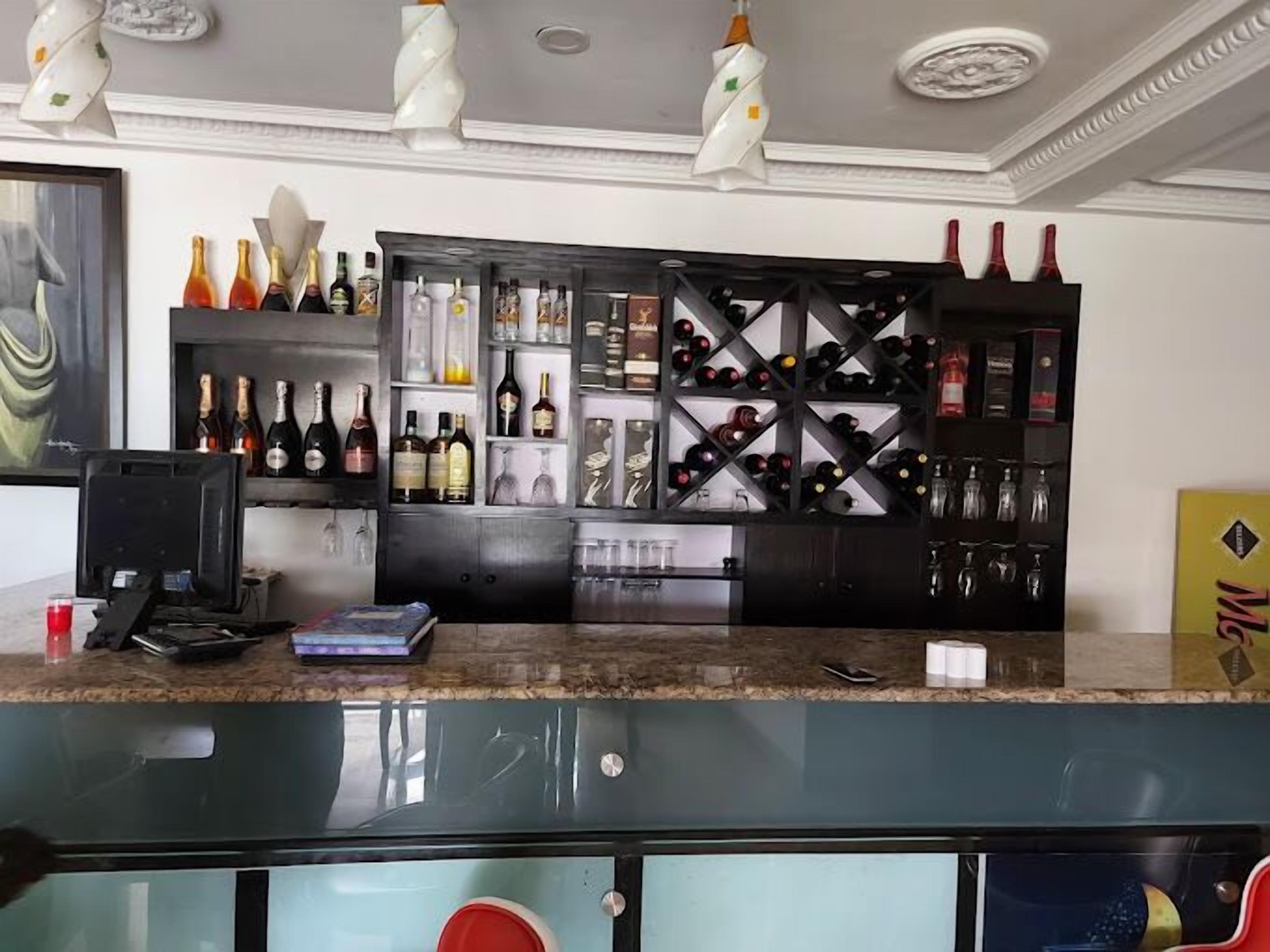 Hale Manor Exquisite