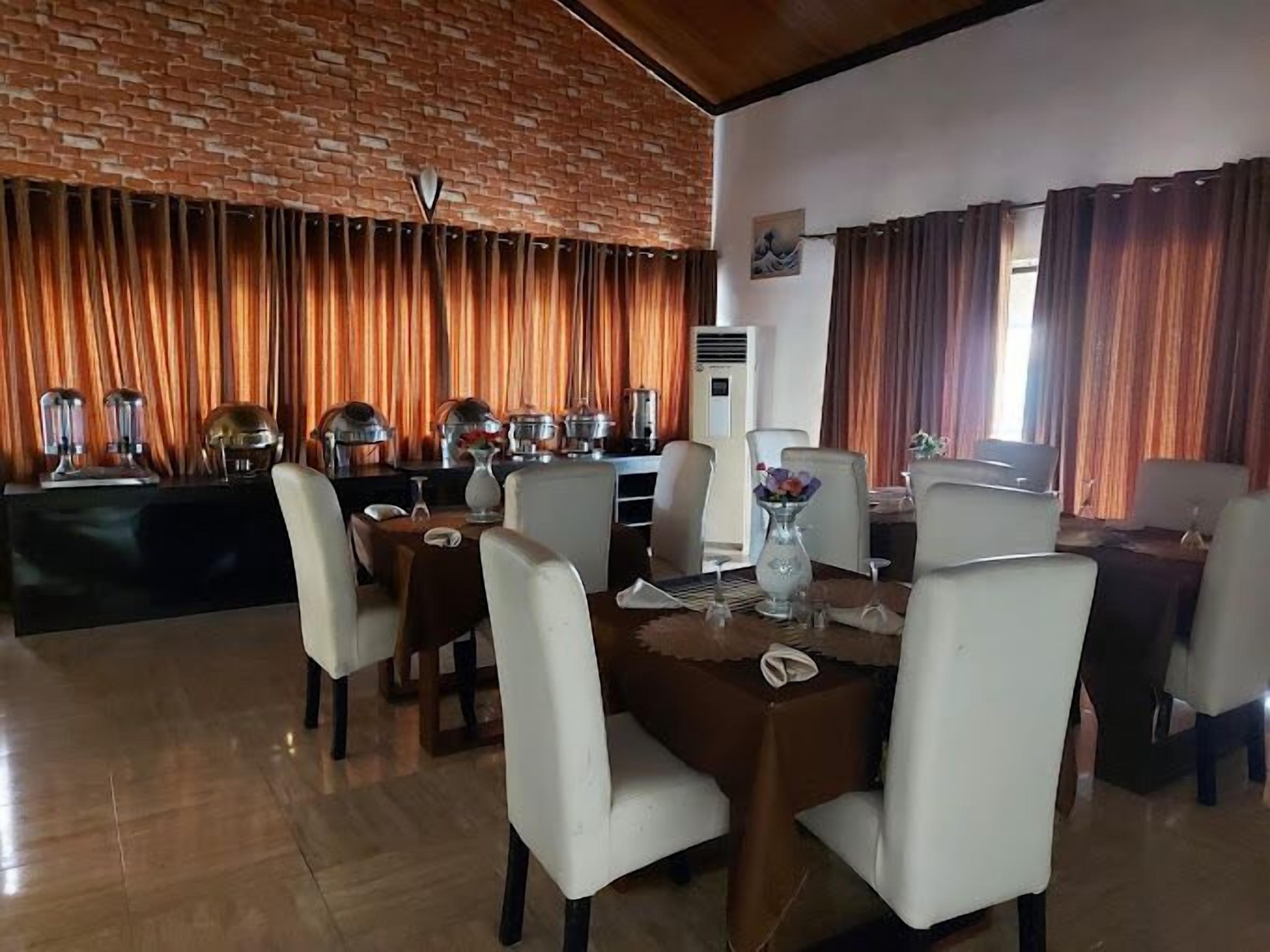 Hale Manor Exquisite