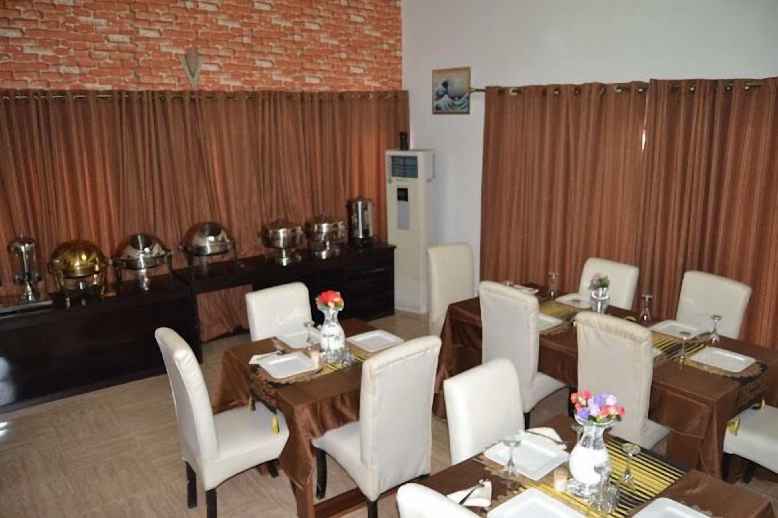 Hale Manor Exquisite