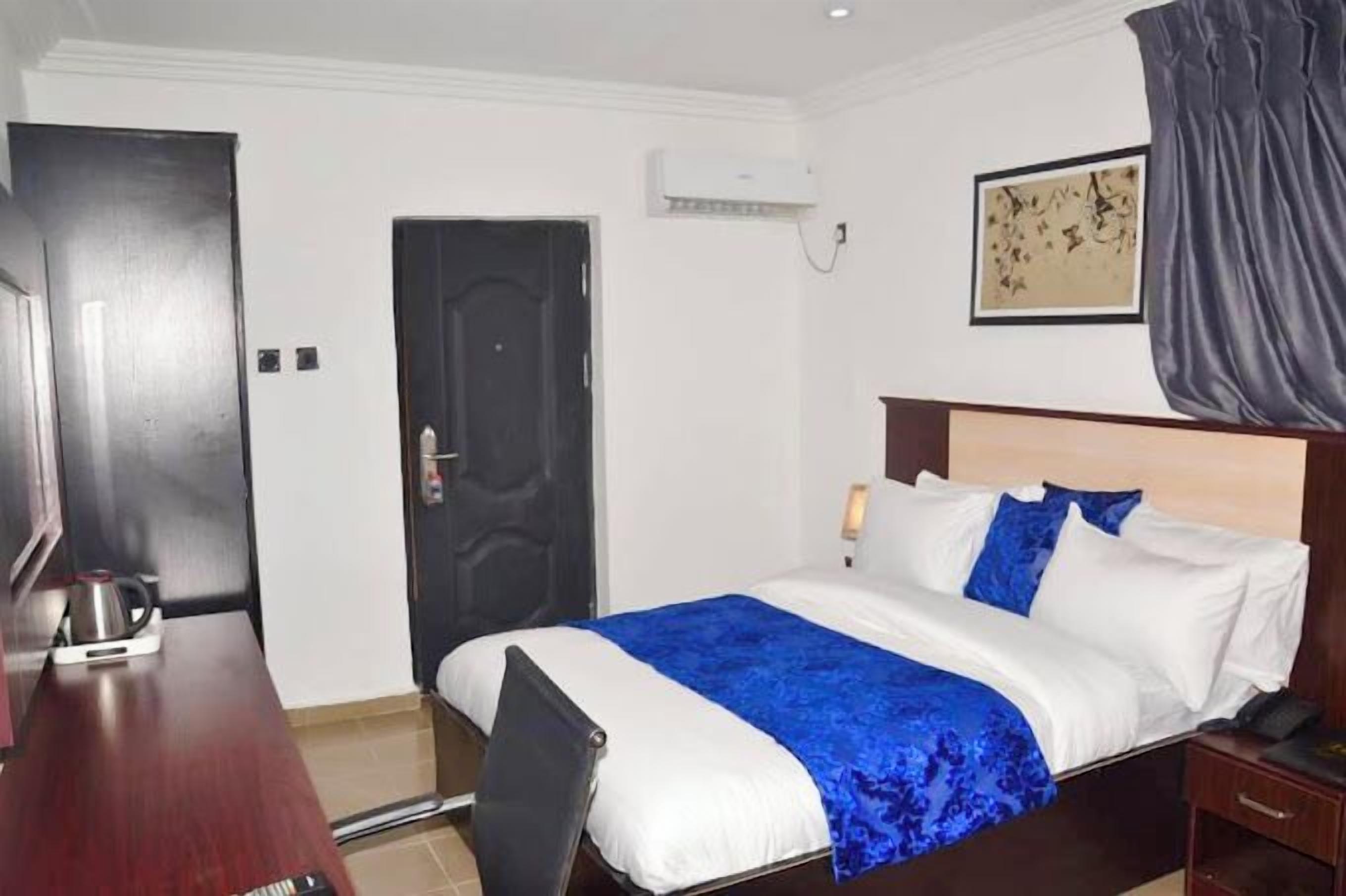 Hale Manor Exquisite