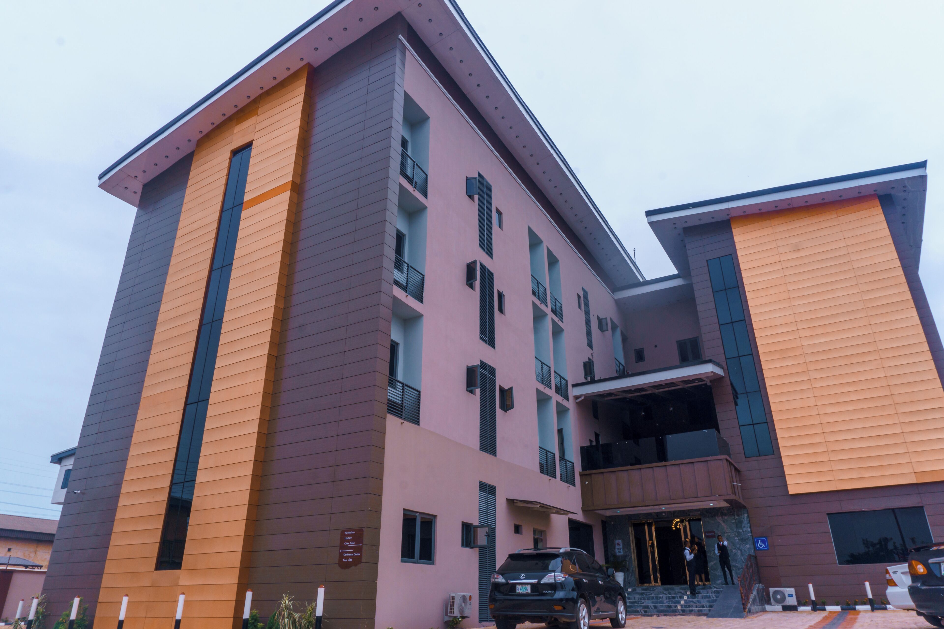 Rolarz Premium Hotel & Suites
