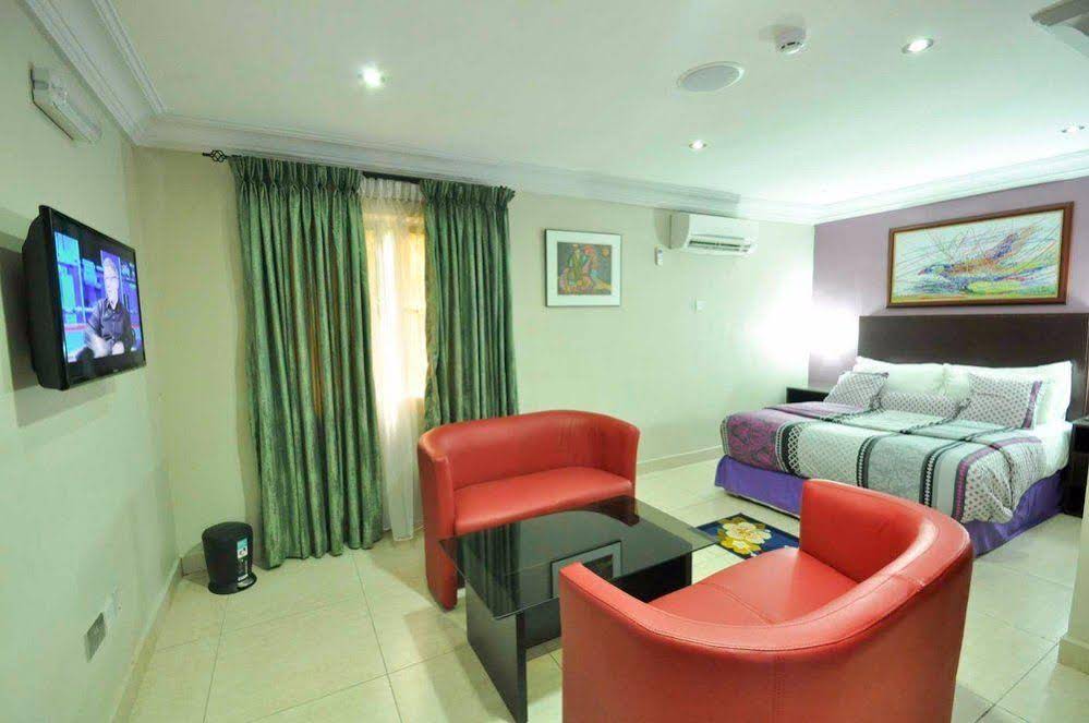 Jeromes Gardens And Suites
