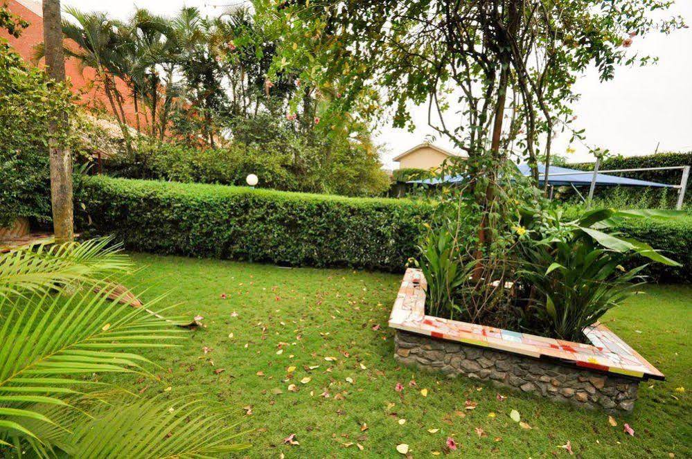 Jeromes Gardens And Suites