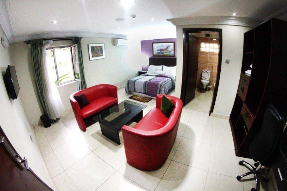 Jeromes Gardens And Suites