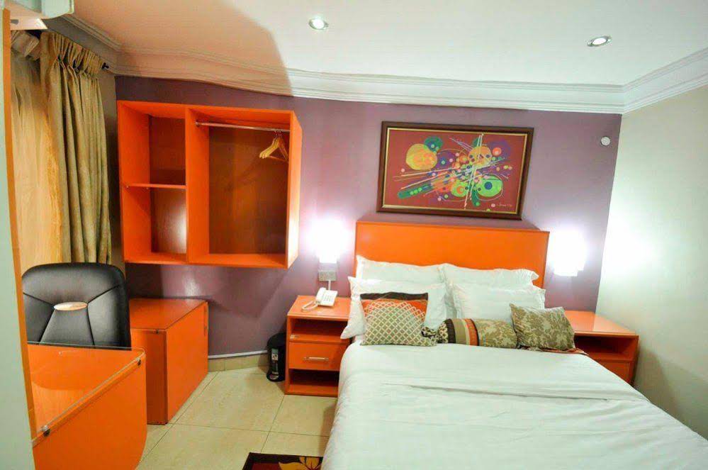 Jeromes Gardens And Suites